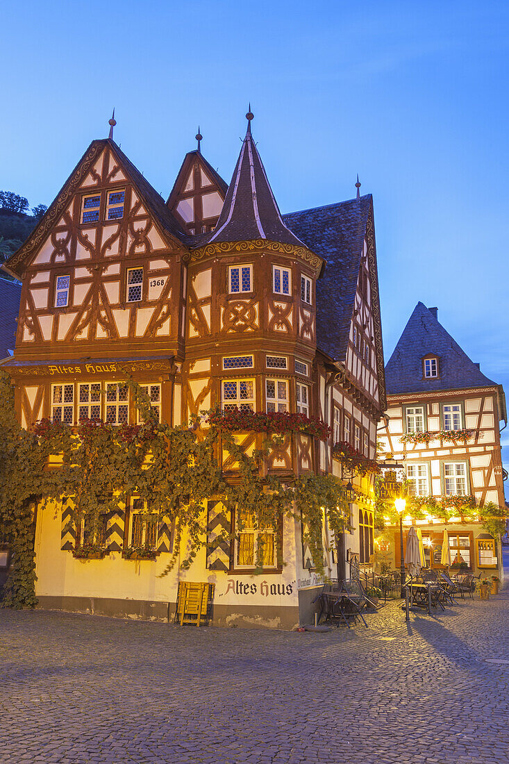 Altes Haus mit Altstadtgasse in Bacharach am Rhein, Oberes Mittelrheintal, Rheinland-Pfalz, Deutschland, Europa