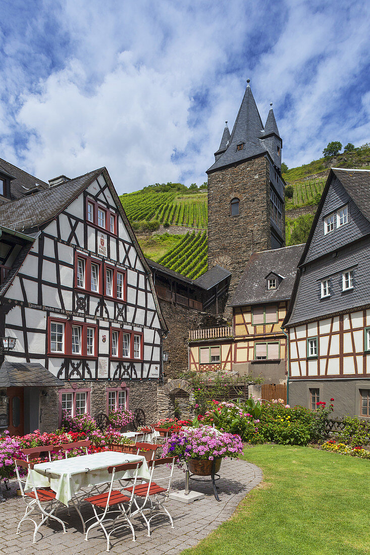 Hotel Malerwinkel an der Stadtmauer mit Wehrturm in der Altstadt von Bacharach am Rhein, Oberes Mittelrheintal,  Rheinland-Pfalz, Deutschland, Europa