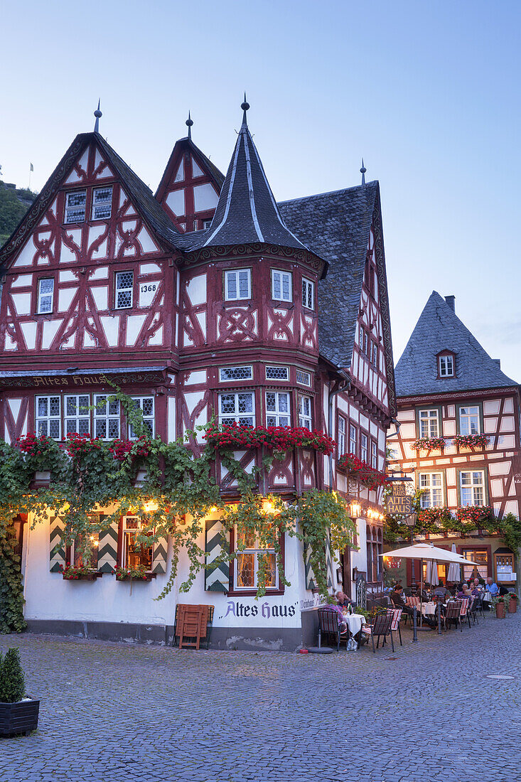 Restaurant Altes Haus mit Altstadtgasse, Bacharach am Rhein, Oberes Mittelrheintal, Rheinland-Pfalz, Deutschland, Europa