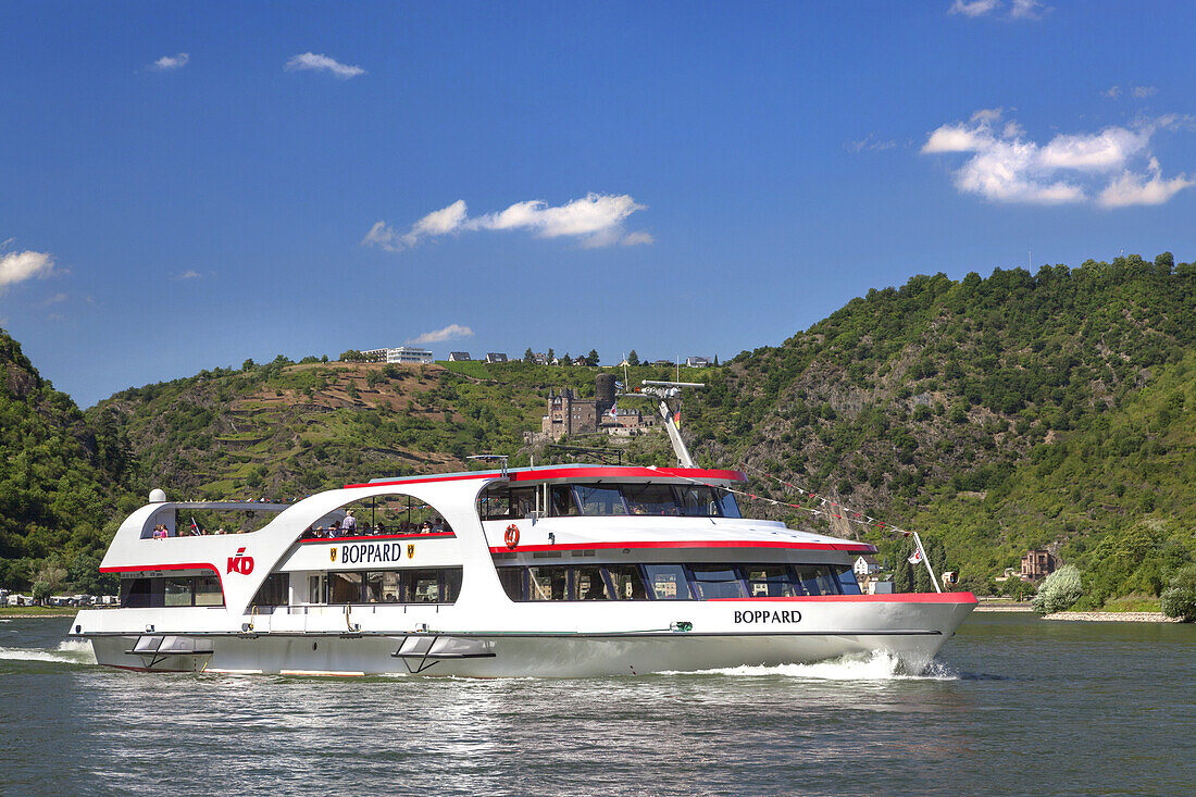 Ausflugsschiff auf dem Rhein bei St. Goar, Oberes Mittelrheintal, Rheinland-Pfalz, Deutschland, Europa