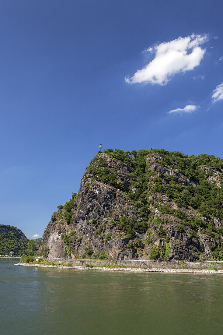 Blick auf den Felsen der Loreley am Rhein bei St. Goar, Oberes Mittelrheintal, Rheinland-Pfalz, Deutschland, Europa