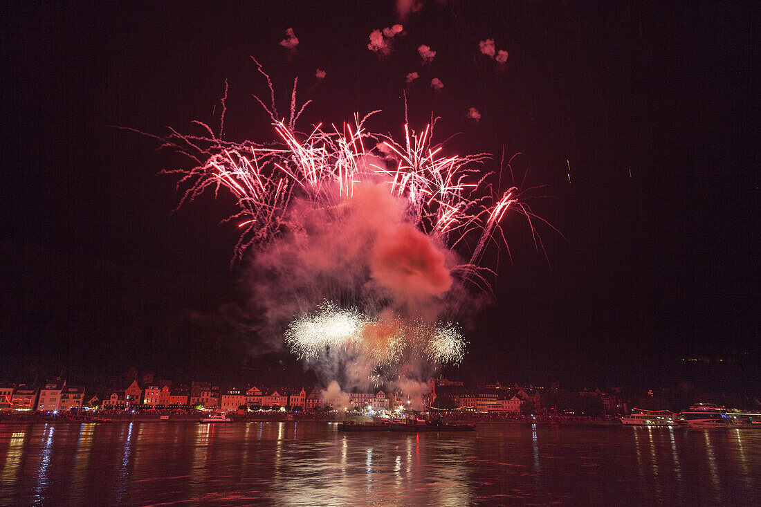 Feuerwerk Rhein in Flammen, gesehen von St. Goarshausen nach St. Goar, Oberes Mittelrheintal, Rheinland-Pfalz, Deutschland, Europa