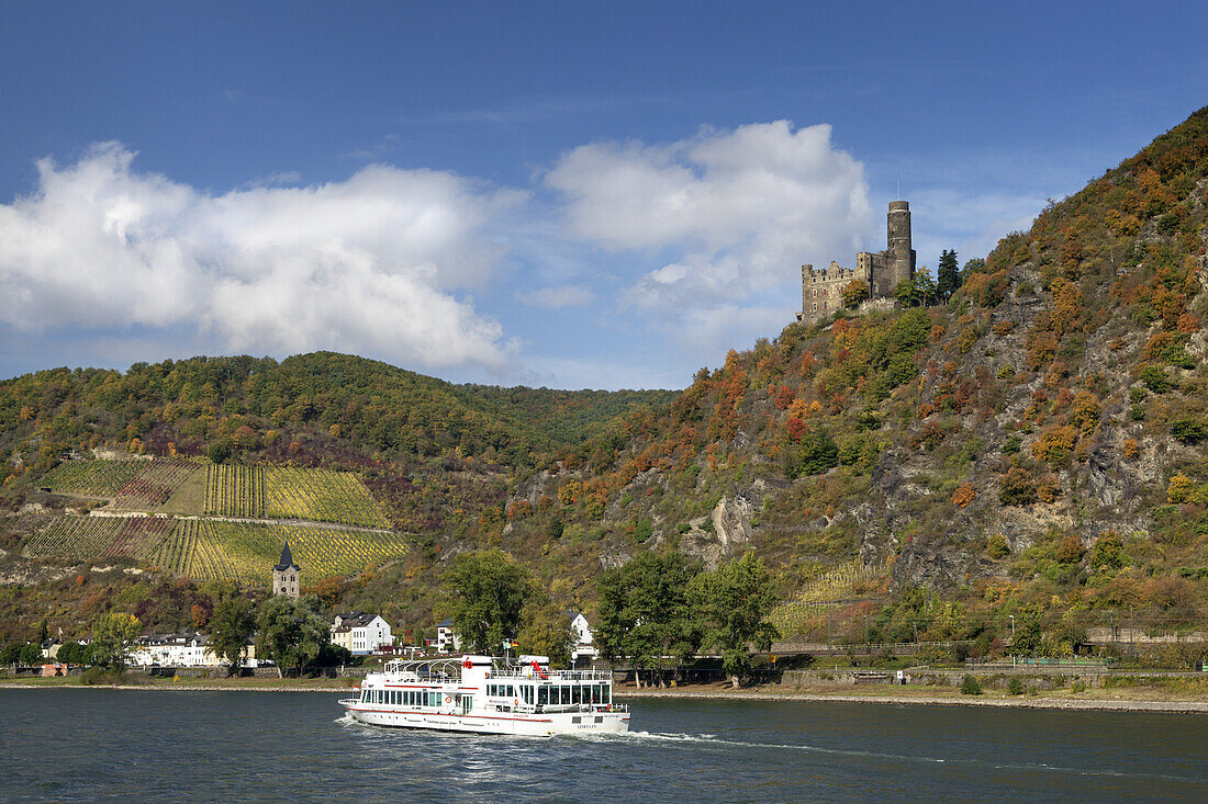 Excursion boat on the Rhine underneath Burg Maus castle, near St. Goarshausen, Upper Middle Rhine Valley, Rheinland-Palatinate, Germany, Europe