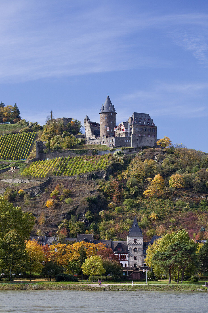 Blick über den Rhein auf Burg Stahleck bei Bacharach, Oberes Mittelrheintal, Rheinland-Pfalz, Deutschland, Europa