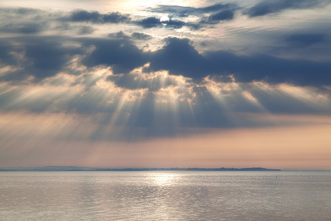 Sonne bricht durch Wolken über der Ostsee, bei Fynshav, Insel Als, Dänische Südsee, Süddänemark, Dänemark, Nordeuropa, Europa