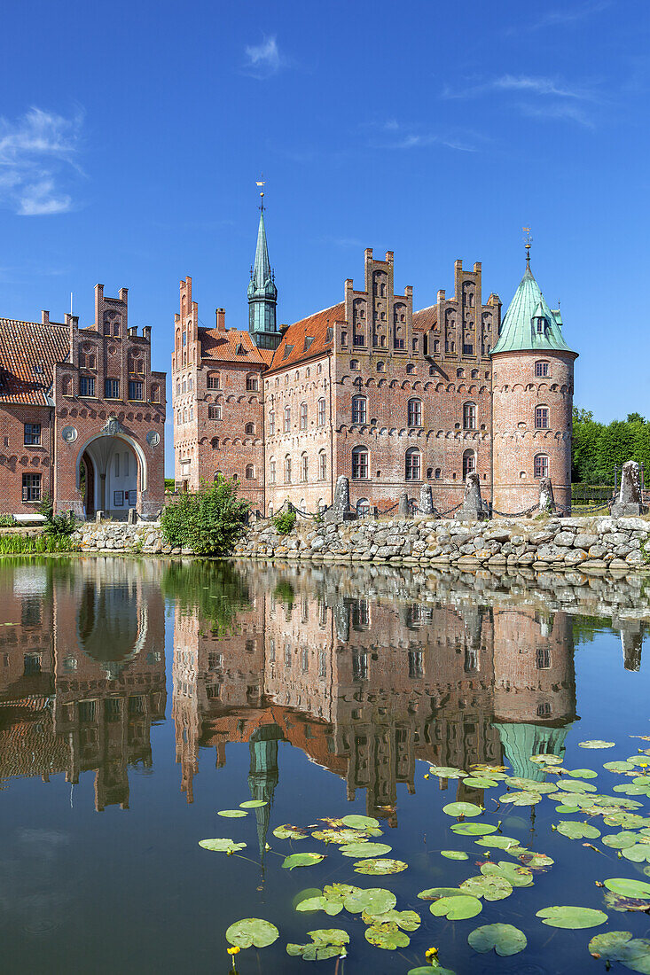 Renaissance-Schloss Egeskov auf der Insel Fünen, Dänische Südsee, Süddänemark, Dänemark, Nordeuropa, Europa