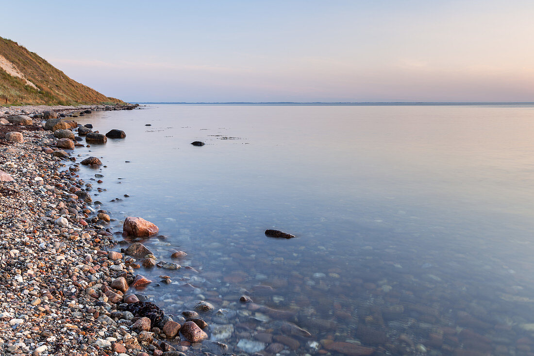 Steilküste im Abendlicht auf der Halbinsel Helnæs, Insel Fünen, Dänische Südsee, Süddänemark, Dänemark, Nordeuropa, Europa