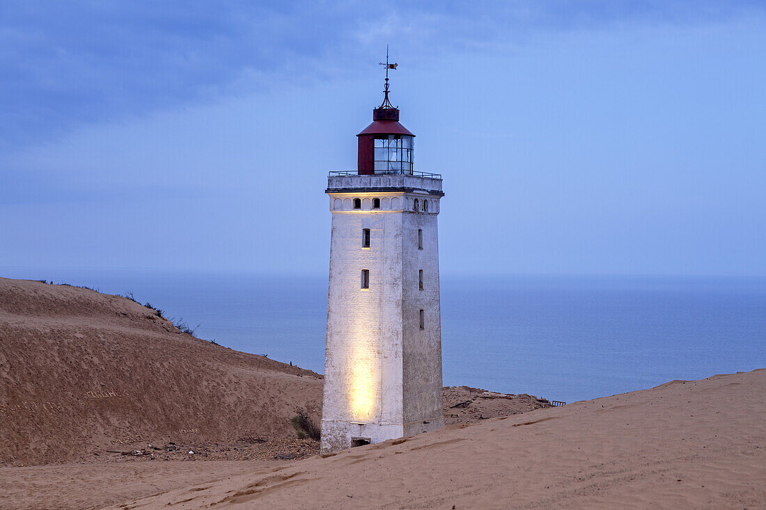 Leuchtturm Rubjerg Knude Fyr in den Dünen von Rubjerg Knude zwischen Lønstrup und Løkken, Nordjylland, Jylland, Dänemark, Nordeuropa, Europa