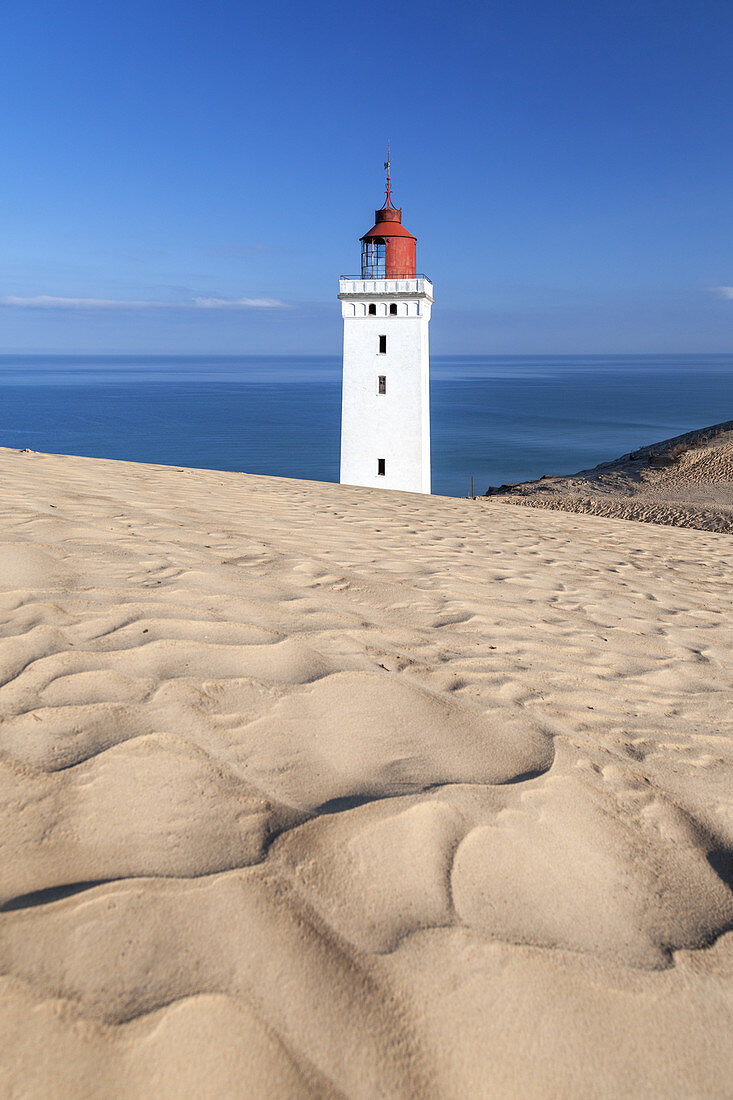 Leuchtturm Rubjerg Knude Fyr in den Dünen von Rubjerg Knude zwischen Lønstrup und Løkken, Nordjylland, Jylland, Dänemark, Nordeuropa, Europa