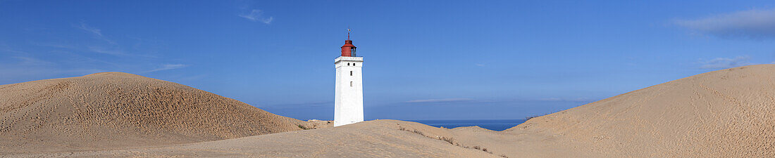 Leuchtturm Rubjerg Knude Fyr in den Dünen von Rubjerg Knude zwischen Lønstrup und Løkken, Nordjylland, Jylland, Dänemark, Nordeuropa, Europa