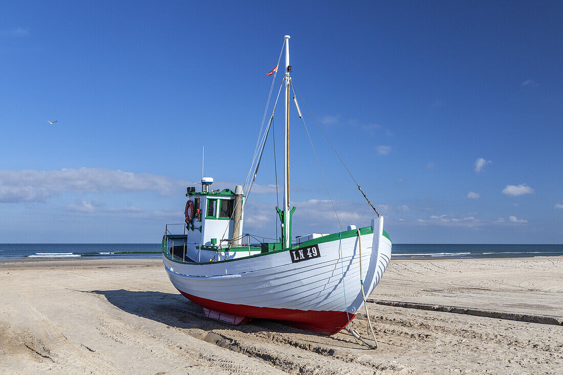 Fischerboot am Strand von Løkken, Nordjylland, Jylland, Dänemark, Nordeuropa, Europa