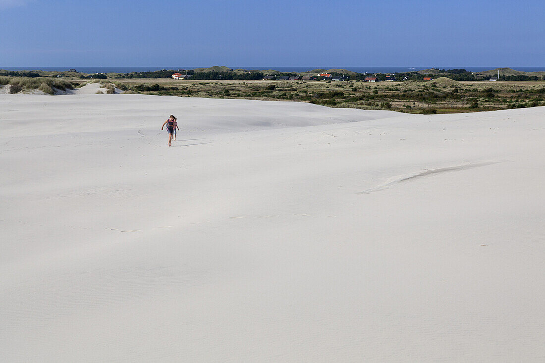 Kinder auf Wanderdüne Råbjerg Mile, Nordjylland, Jylland, Dänemark, Nordeuropa, Europa