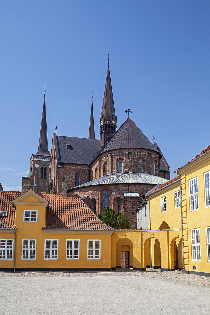 Palais und dahinter der Dom zu Roskilde, Insel Seeland, Dänemark, Nordeuropa, Europa