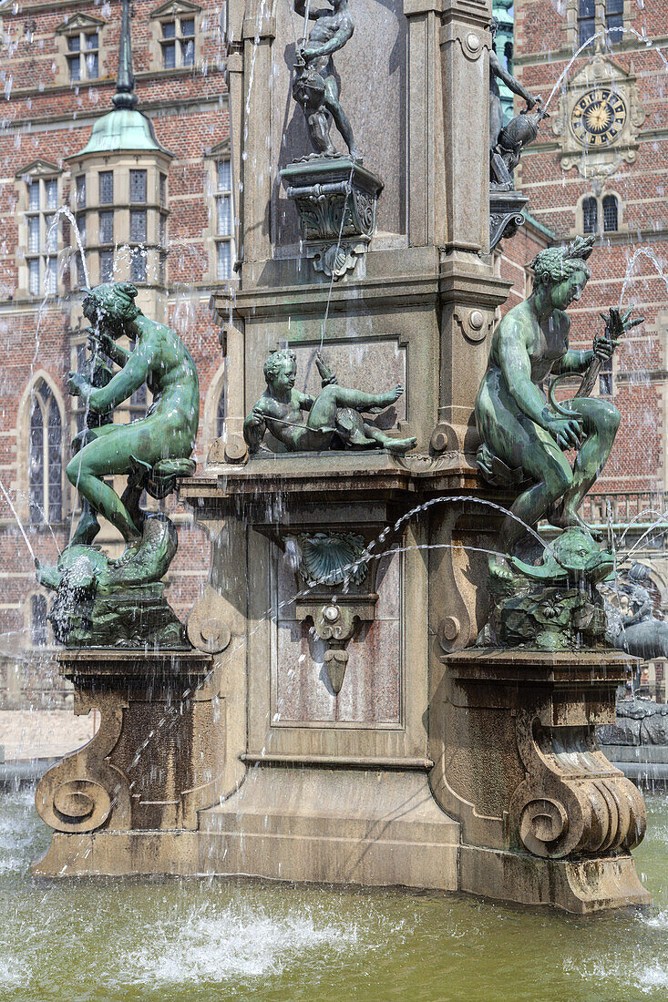 Neptunbrunnen vor Schloss Frederiksborg Slot von Hillerød, Insel Seeland, Dänemark, Nordeuropa, Europa