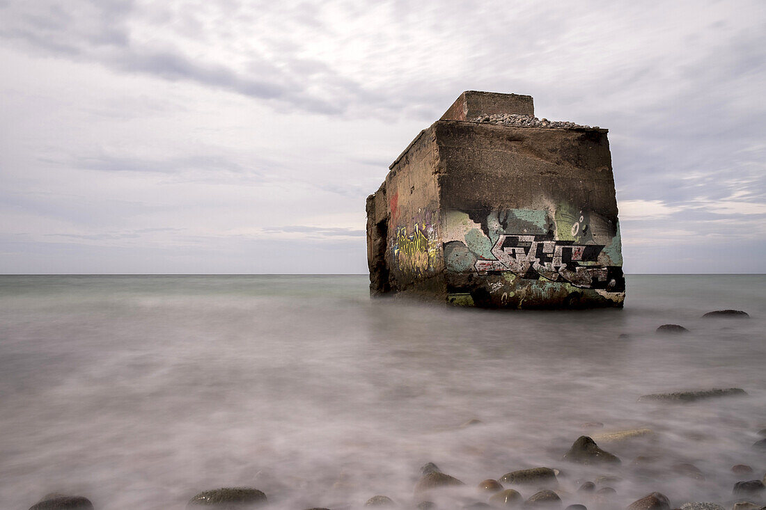 Ein Betonteil einer alte Bunkeranlage der DDR liegt in der Ostsee am Hohen Ufer auf dem Darß. Hohes Ufer, Ahrenshoop, Darß, Mecklenburg-Vorpommern, Deutschland