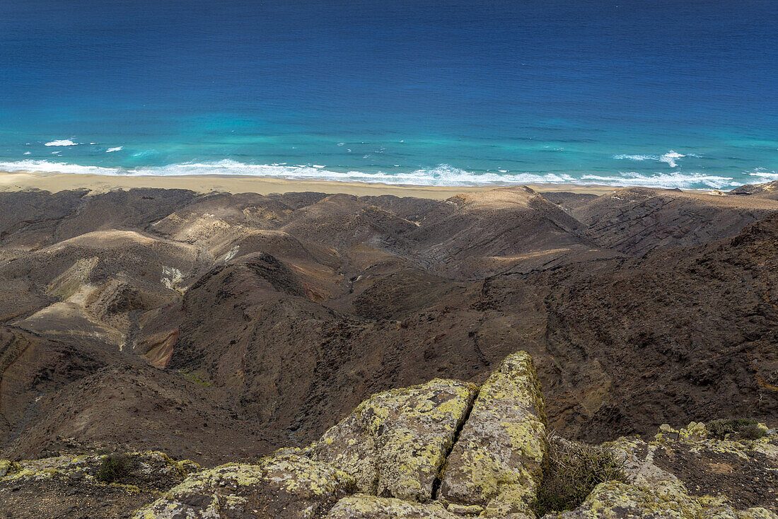 Aussicht von Barranco de Los Canarios auf die Westküste des Atlantiks bei Cofete. Barranco de Los Canarios, Cofete, Fuerteventura, Kanarische Inseln, Spanien