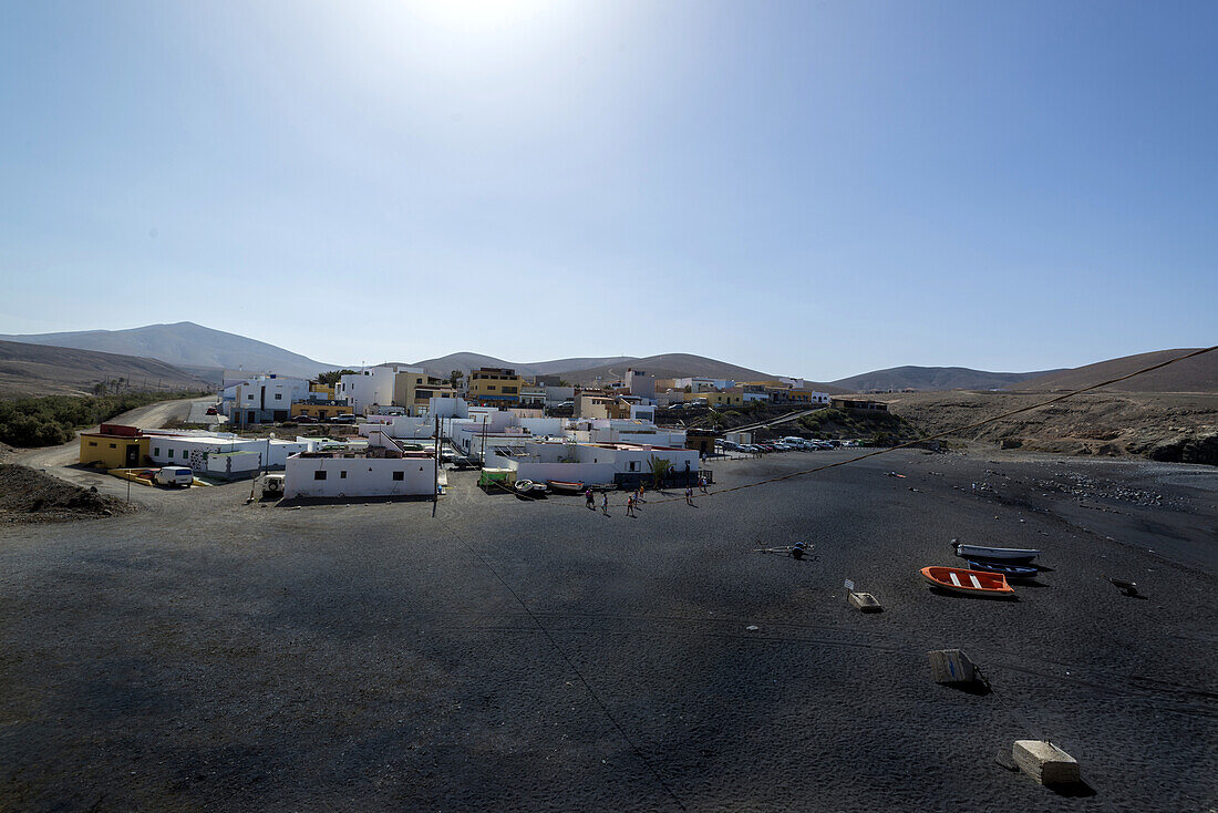 Fischerboote am schwarzsandigem Strand im Fischerdorf Ajuy. Ajuy, Fuerteventura, Kanarische Inseln, Spanien