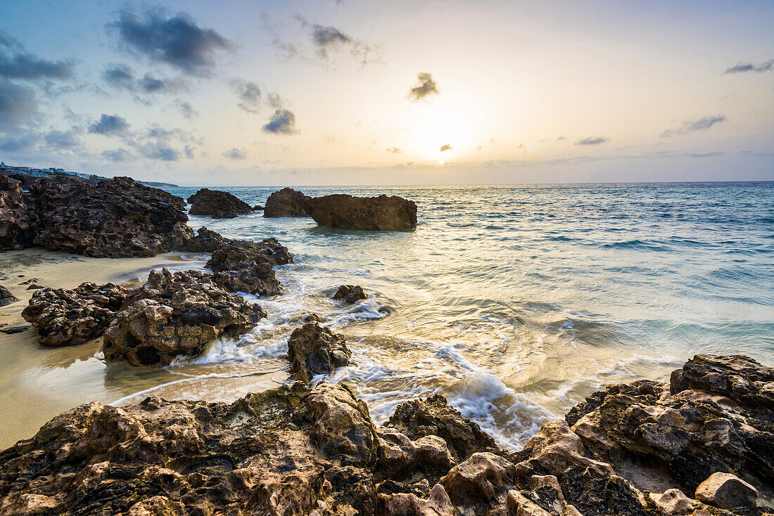 Felsen und Steine am Strand Playa del Matorral bei Morro Jable in der Morgenstimmung. Morro Jable, Fuerteventura, Kanarische Inseln, Spanien