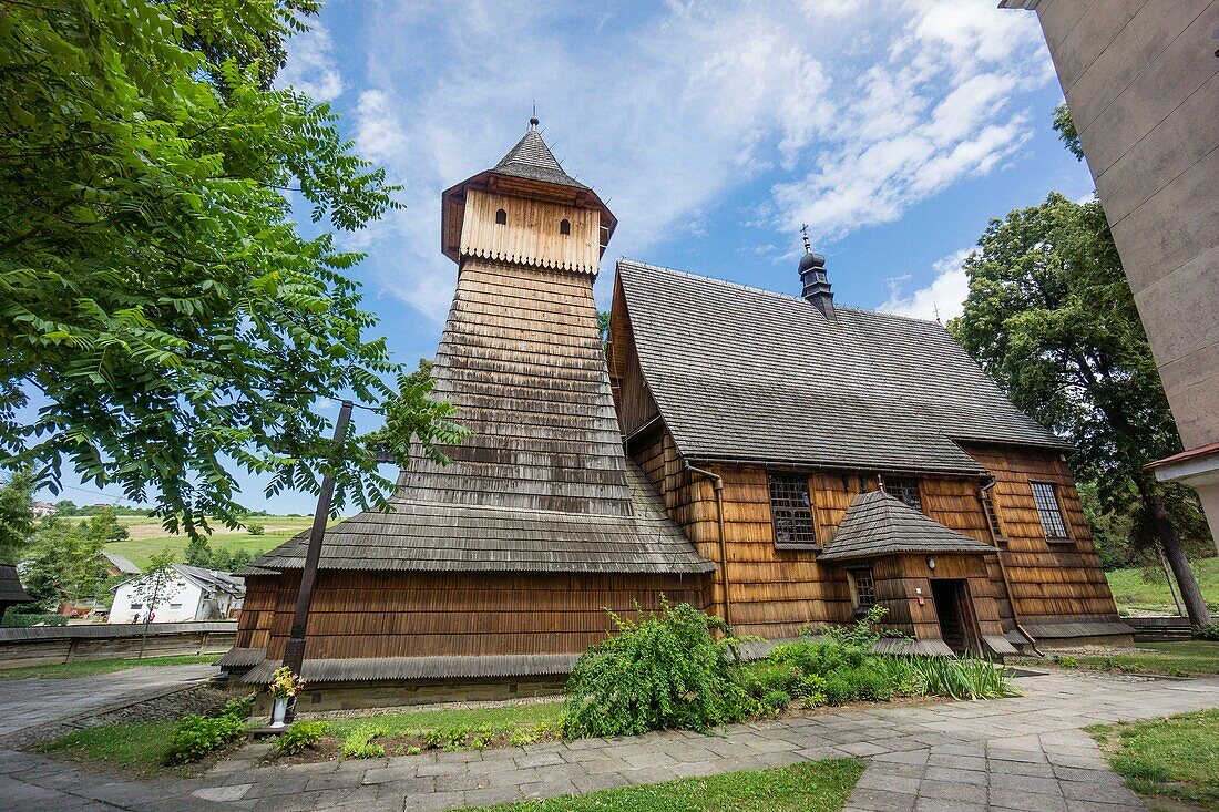 iglesia del arcángel San Miguel, siglo XV-XVI construida integramente con madera, Binarowa, voivodato de la Pequeña Polonia, Cárpatos, Polonia, europe.