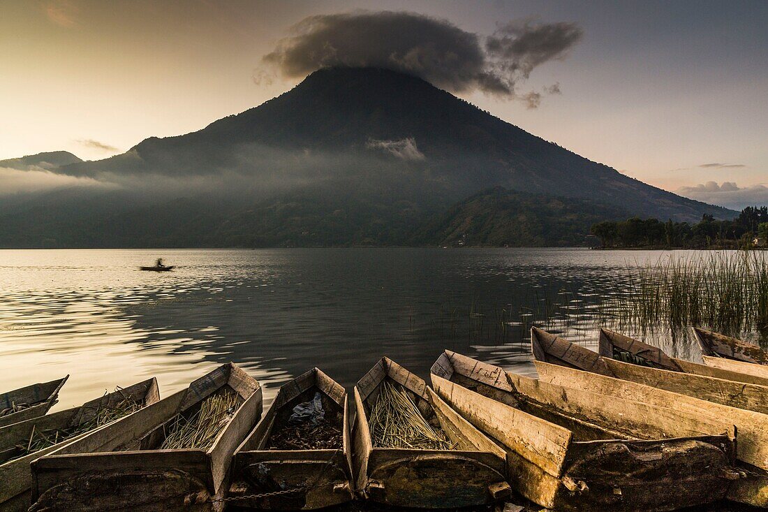 Kanus. Atitlan-See. Vulkan San Pedro. Santiago Atitlan, Departement Solola, Guatemala