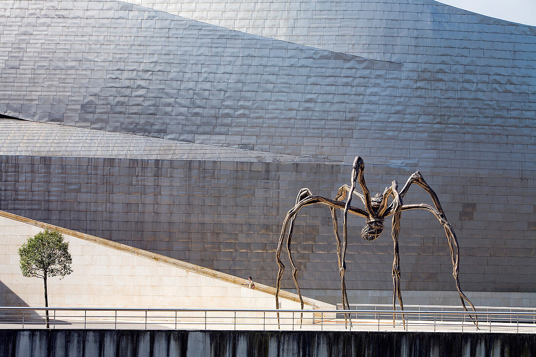 Spain, Biscaye Province, Spanish Basque Country, Bilbao, Guggenheim Museum (1997) by Canadian architect Frank Gehry, sculpture Maman by French artist Louise Bourgeois