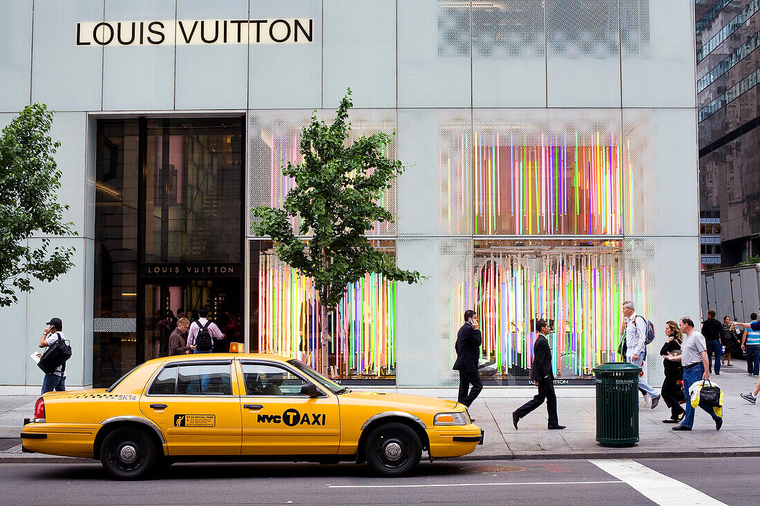 United States, New York city, Manhattan, 5th Avenue, Louis Vuitton building by Japanese architect Jun Aoki, taxi