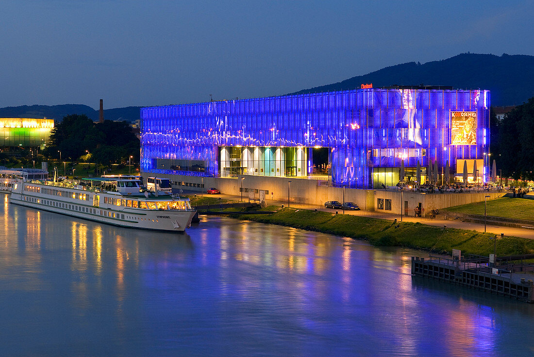 Austria, Linz, Lentos Museum, Modern Art Museum, architects Jorg Weber and Josef Hofer, located along the Danube river in the Ernst-Koref-Promenade 2