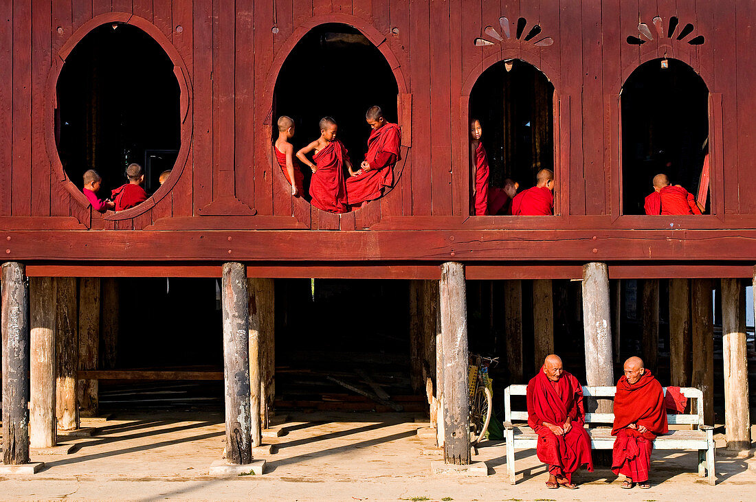 Myanmar (Burma), Shan State, Shwe Yan Pye, Shwe Yan Pye monastery, novices awaiting the first religious service of the morning