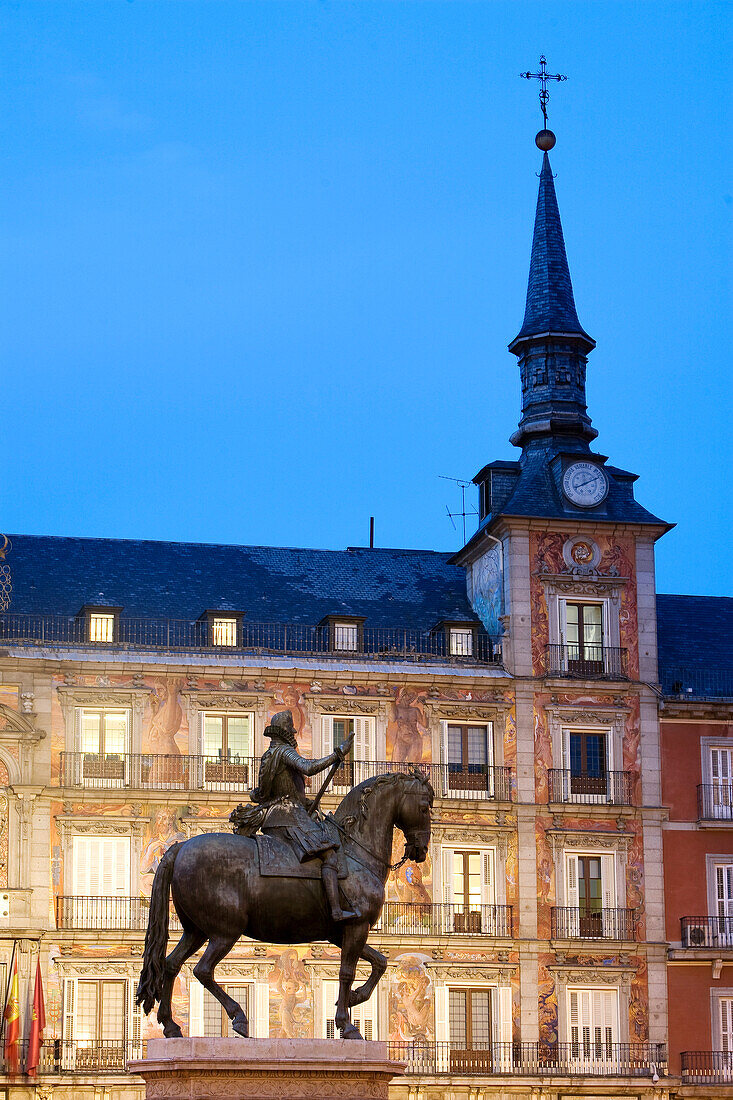 Spain, Madrid, Plaza mayor, the equestrian statue of Felipe III