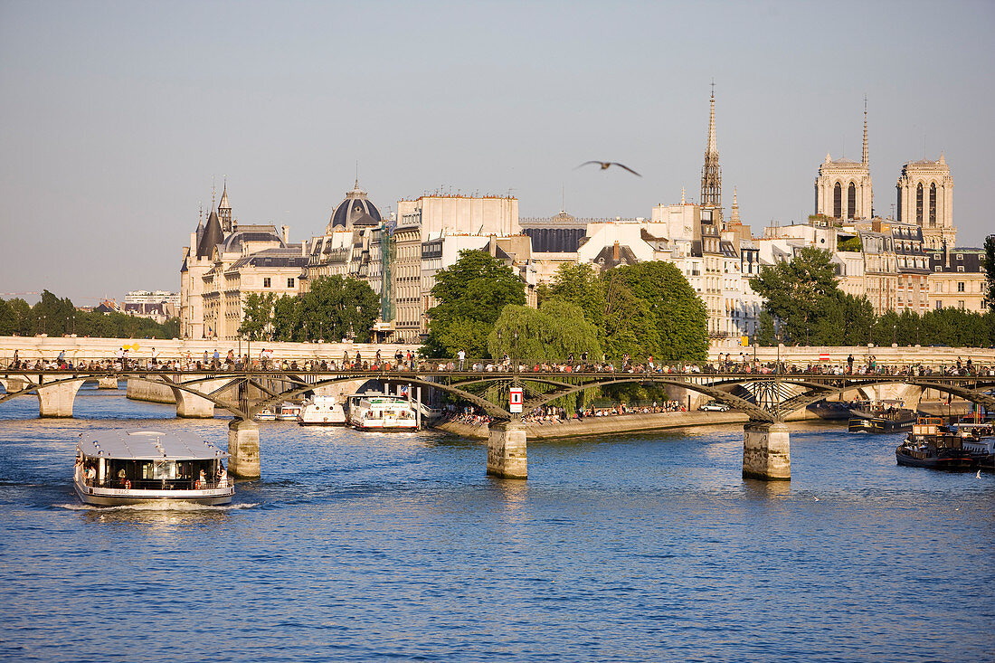 France, Paris, area listed as World Heritage by UNESCO, Passerelle des Arts (Arts Footbridge) and Notre Dame de Paris Cathedral