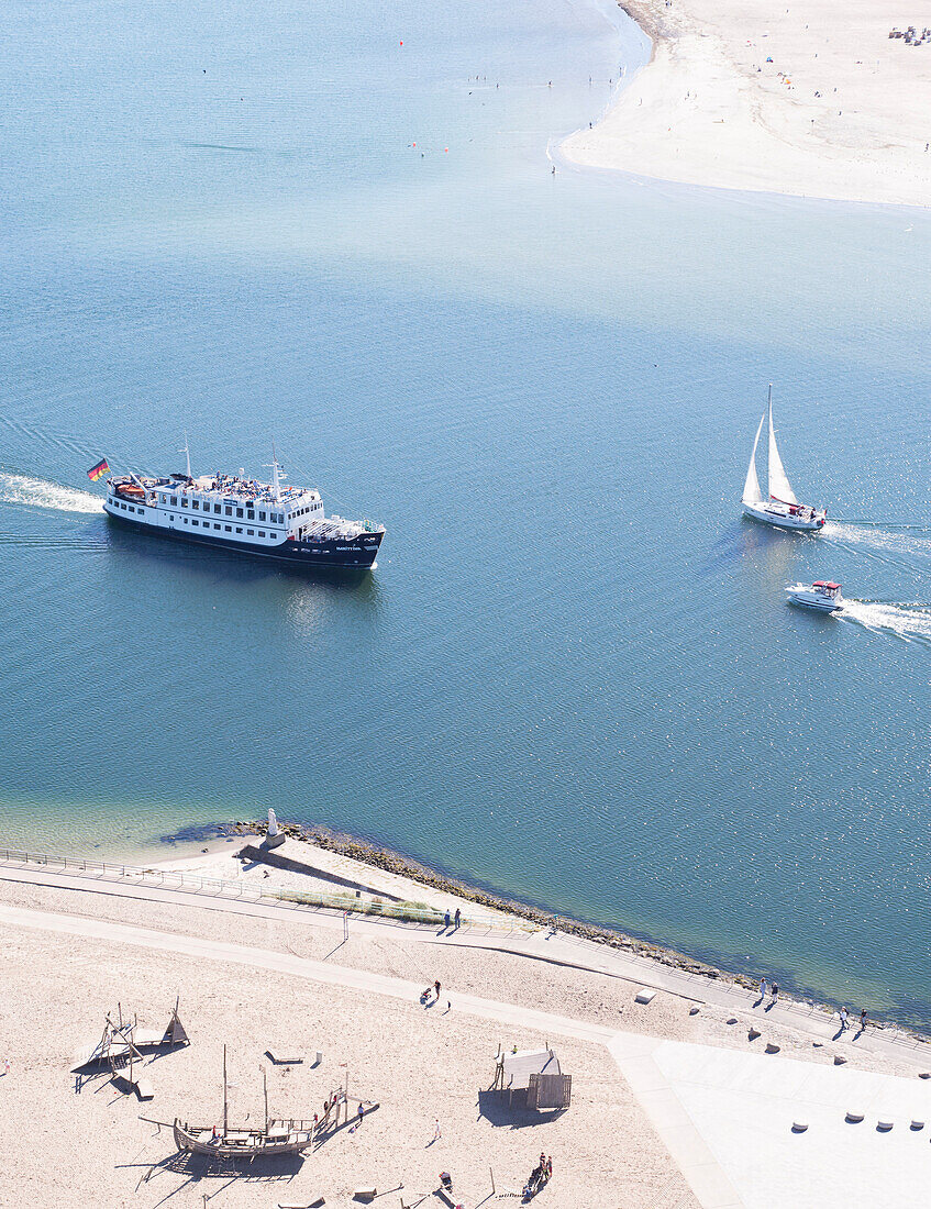 Blick auf den Travemünder Strand die Hafeneinfahrt und den Priwall, Travemünde, Travemünde Strand, Lübecker Bucht, Ostsee, Schleswig Holstein, Deutschland