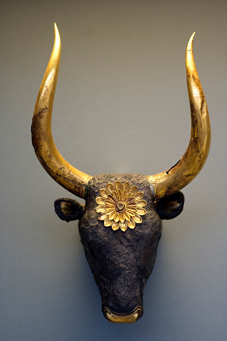 Greece, Athens, National Archaeological Museum, Chamber of Mycenaean treasures, bull's head