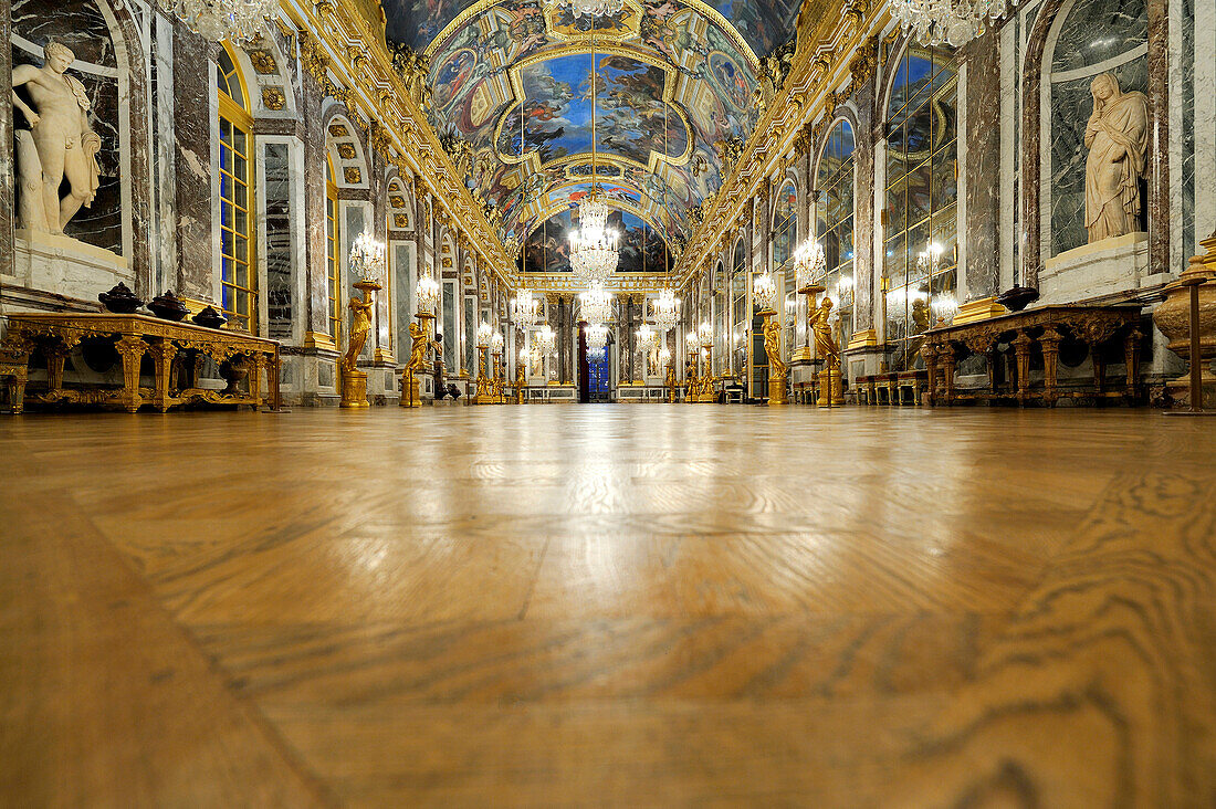 France, Yvelines, Chateau de Versailles, listed as World Heritage by UNESCO, Galerie des Glaces (Hall of Mirrors), length 73m and width 10,50m, with 17 windows and 357 mirrors, architect Jules Hardouin Mansart (1678-1684), le parquet