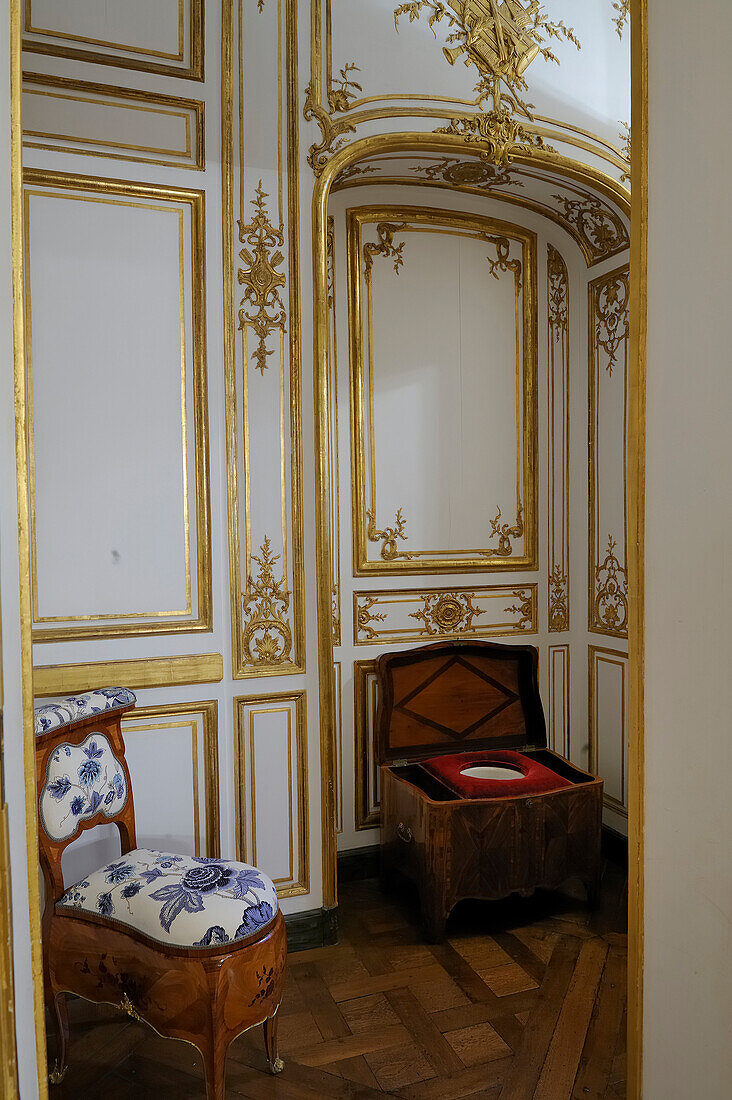 France, Yvelines, Chateau de Versailles, listed as World Heritage by UNESCO, the King's Apartments, commode (toilet chair) in a small room nearby the Cabinet des depeches (the Chamber of Despatches)