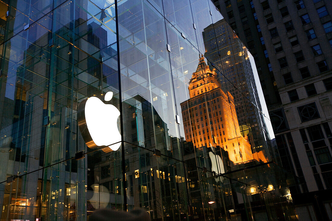 United States, New York City, Manhattan, Midtown, Apple Center on 5th avenue