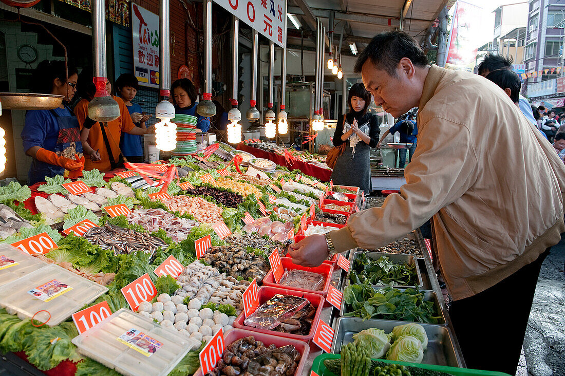 Taiwan, Kaohsiung, Cijin Island, Seafood market