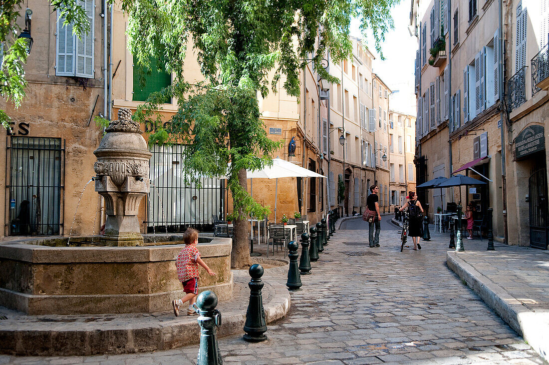 France, Bouches du Rhone, Aix en Provence, the Place des Trois Ormeaux, fontain