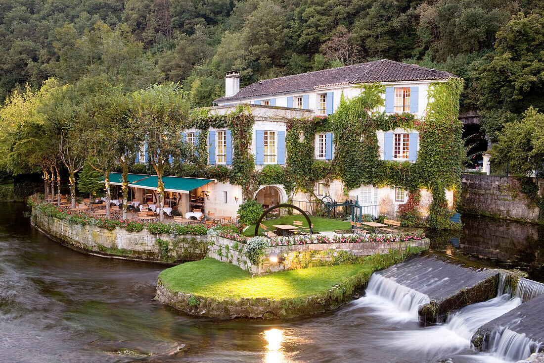 France, Dordogne, Perigord Vert, Parc Naturel Regional Perigord Limousin, Brantome, Le Moulin de l'abbaye Hotel on the Dronne River banks