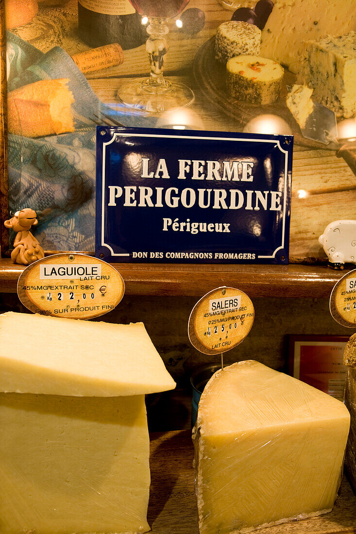 France, Dordogne, Perigord Blanc, Perigueux, cheese seller