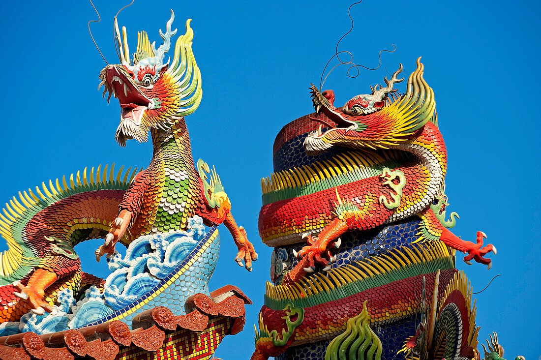 Taiwan, Kaohsiung, Lotus Pond, Spring and Autumn Pavilions dedicated to Guanyin, dragons