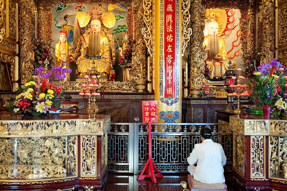 Taiwan, Kaohsiung, Lotus Pond, Enlightenment Temple along the lake