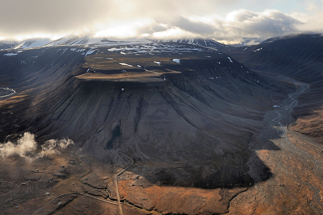 Norway, Svalbard (Spitzbergen), Longyearbyen (aerial view)