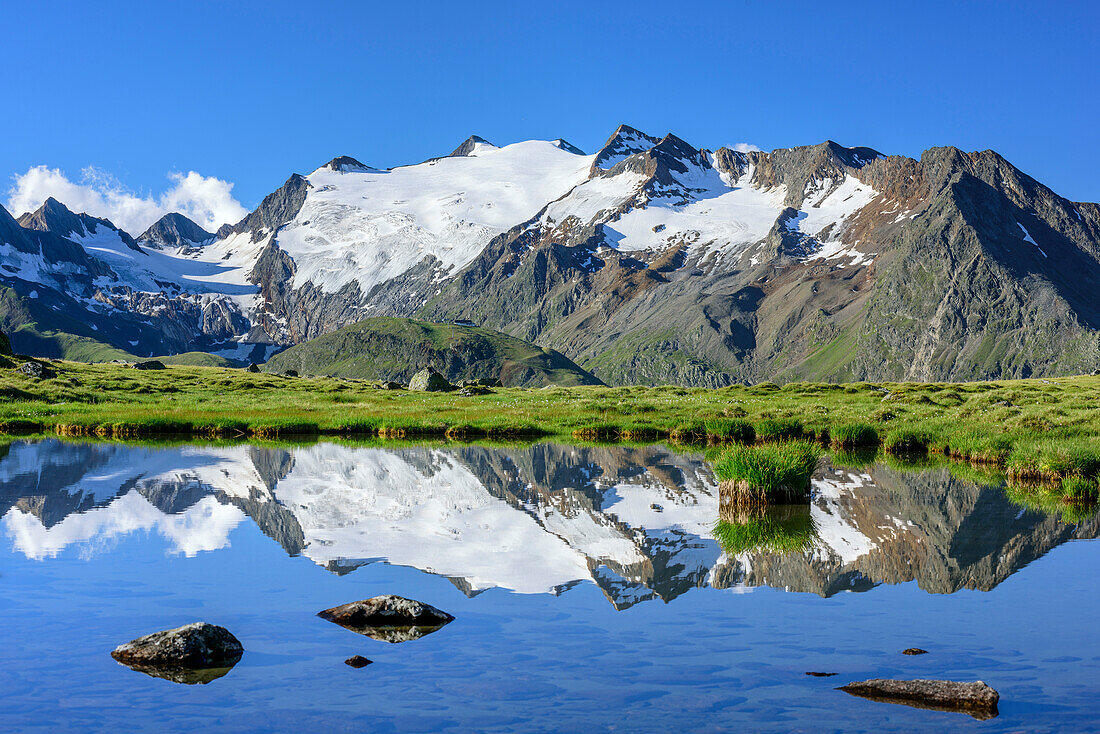 Ötztaler Alpen spiegeln sich in Bergsee, Soomsee, Obergurgl, Ötztaler Alpen, Tirol, Österreich