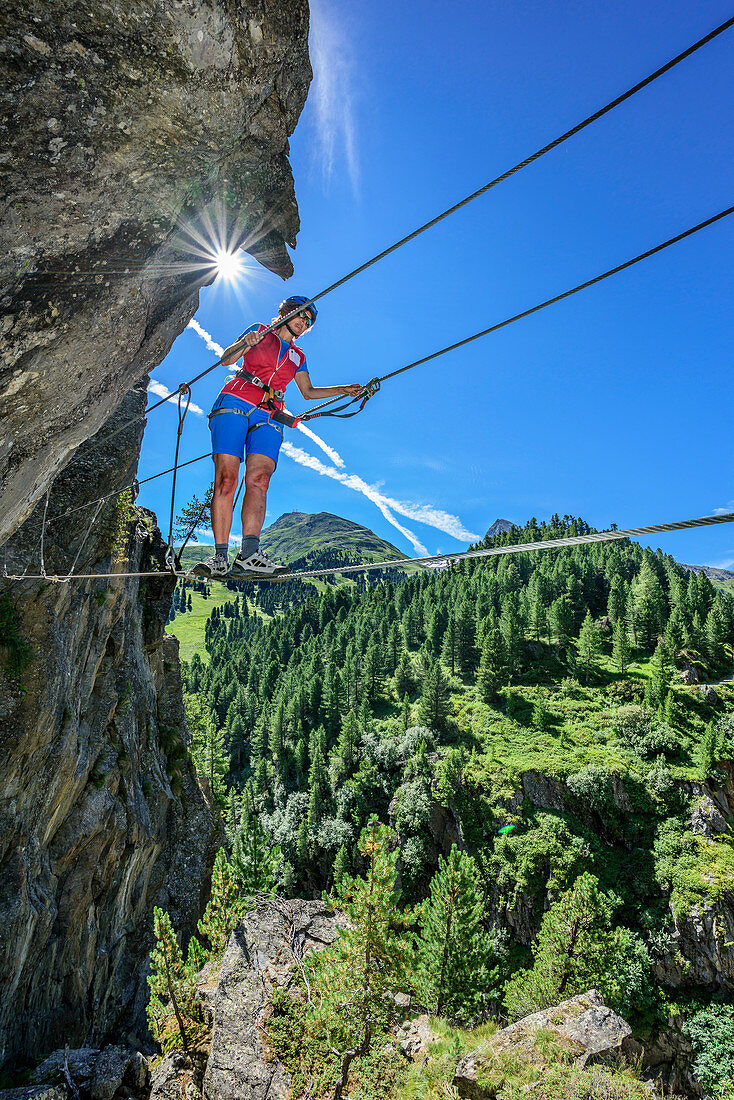 Frau begeht über Seilbrücke Obergurgler Klettersteig, Obergurgler Klettersteig, Obergurgl, Ötztaler Alpen, Tirol, Österreich