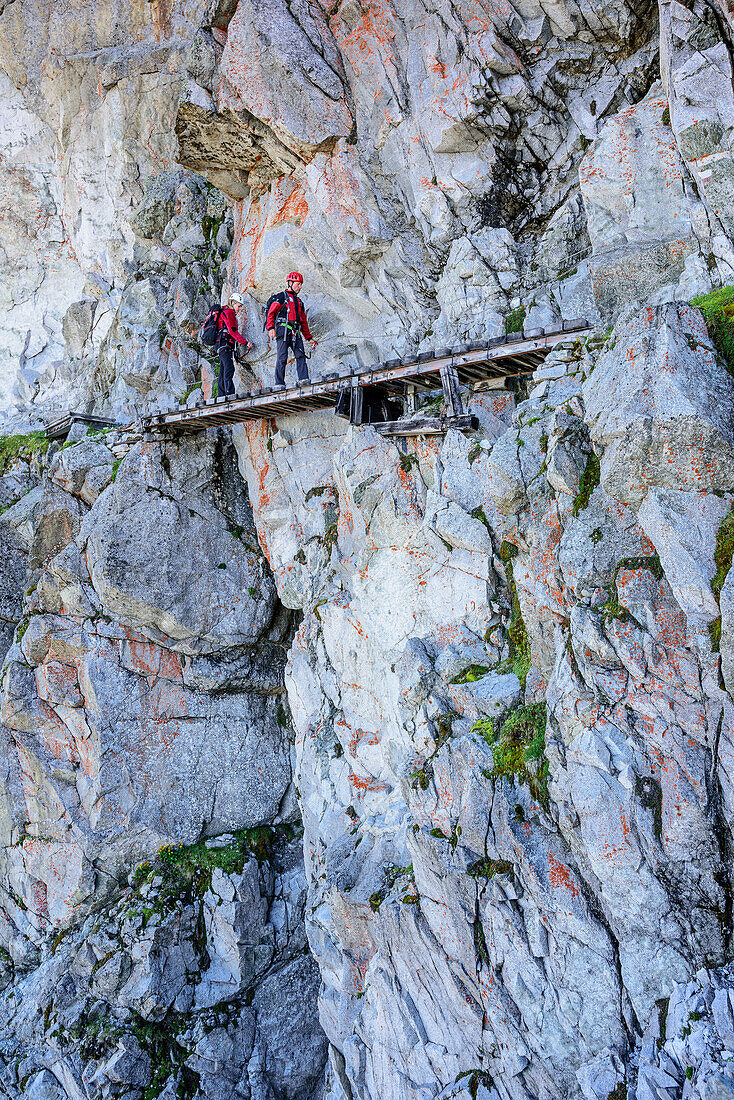 Mann und Frau begehen Klettersteig Sentiero dei Fiori, Sentiero dei Fiori, Adamello-Presanella-Gruppe, Trentino, Italien