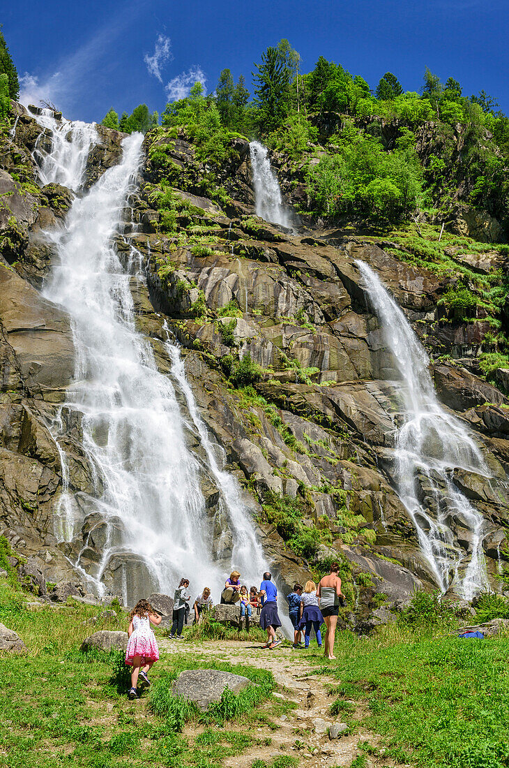 Mehrere Personen am Wasserfall Cascata Nardis, Val Genova, Adamello-Presanella-Gruppe, Trentino, Italien