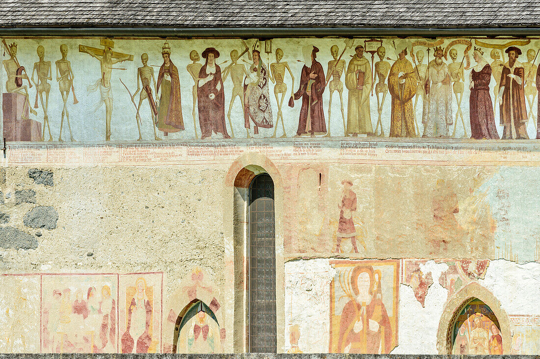 Fresko Totentanz an Kirche San Vigilio in Pinzolo, Pinzolo, Adamello-Presanella-Gruppe, Trentino, Italien