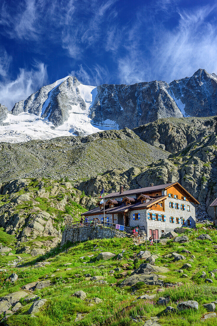 Hütte Rifugio Denza mit Cima Presanella und Cima di Vermiglio im Hintergrund, Rifugio Denza, Adamello-Presanella-Gruppe, Trentino, Italien