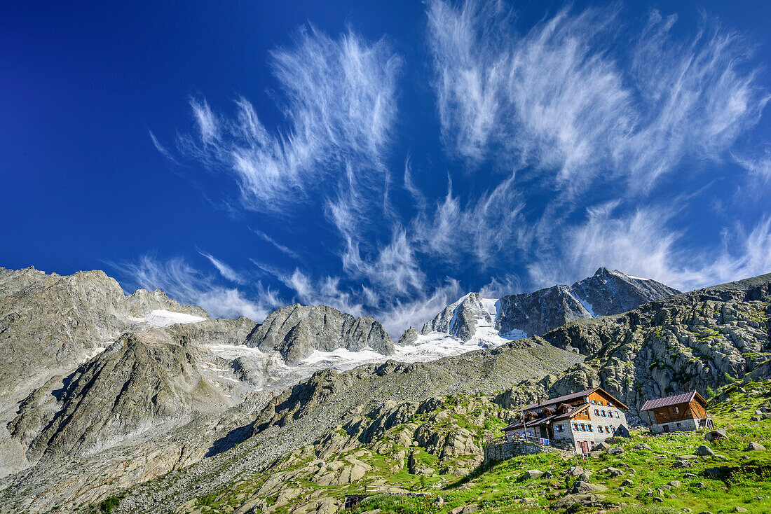 Hütte Rifugio Denza mit Cima Presanella und Cima di Vermiglio im Hintergrund, Rifugio Denza, Adamello-Presanella-Gruppe, Trentino, Italien