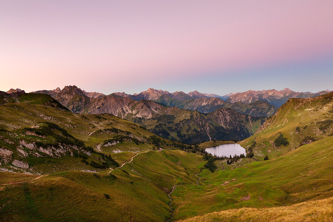 Höfats und Seealpsee am Nebelhorn, bei Oberstdorf, Allgäuer Alpen, Allgäu, Bayern, Deutschland